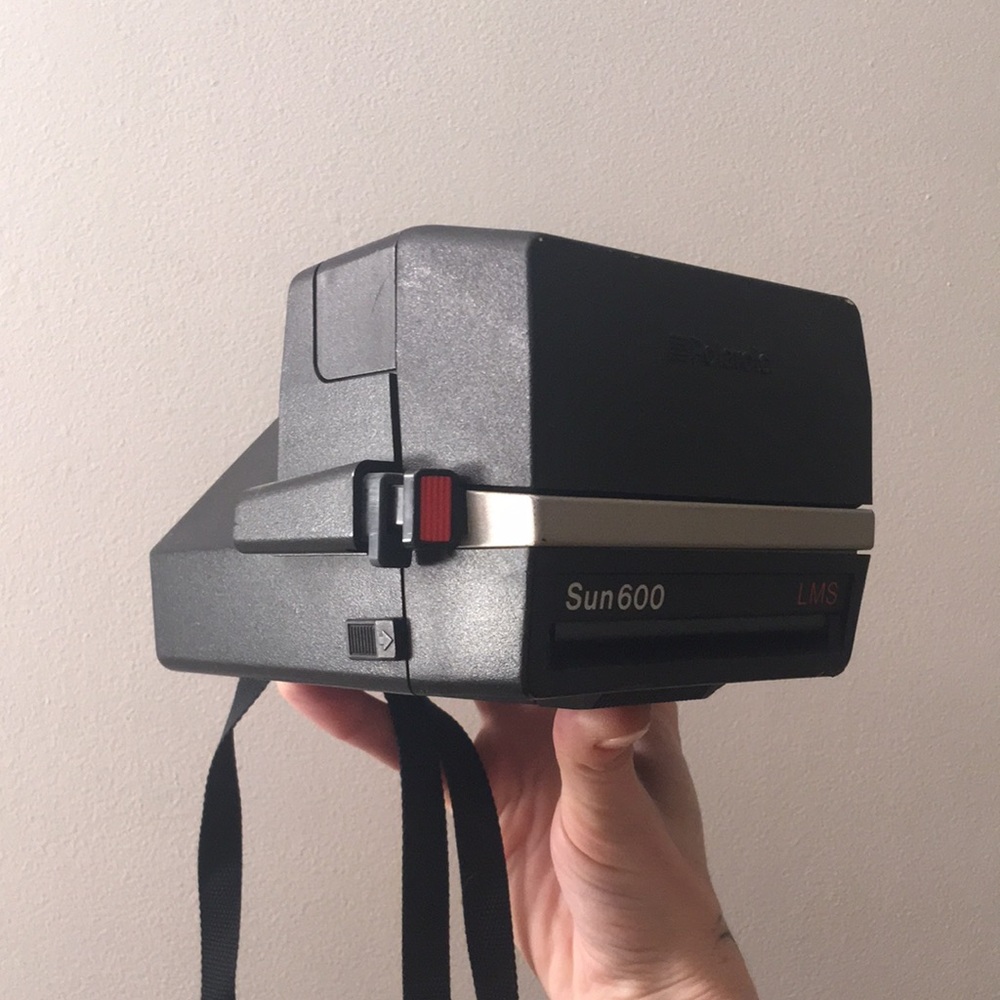 Polaroid Sun 600 Instant Film Camera - Picture 4 of 8